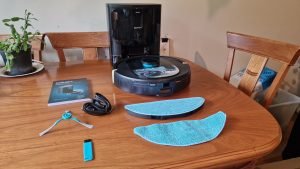 contenido de la caja de ccecotec conga 8290 imortal ultra power genesis, robot aspirador, base de autovaciado, mopa y recambio, cepillo lateral cable de alimentación, instrucciones, cepillo limpieza y quitapelos.