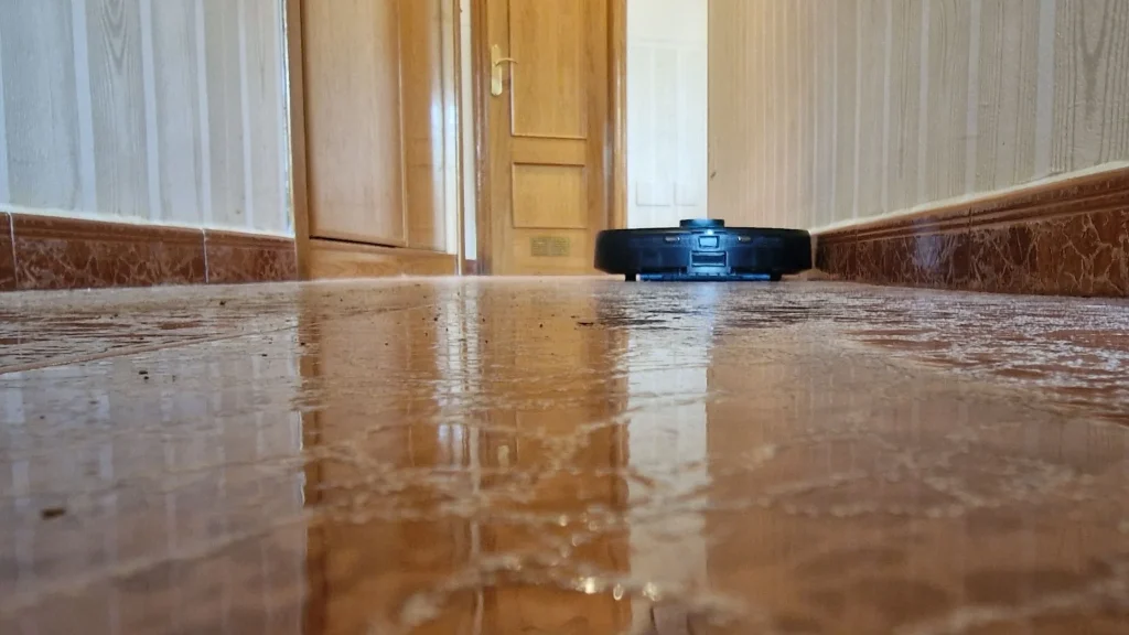 Foto Conga 8290 inmortal power aspirando pasillo lleno de polvo y pelos de mascotas