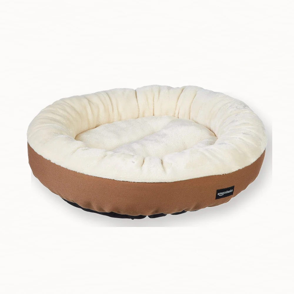 Amazon Basics cama redonda para perro pequeño sobre fondo claro