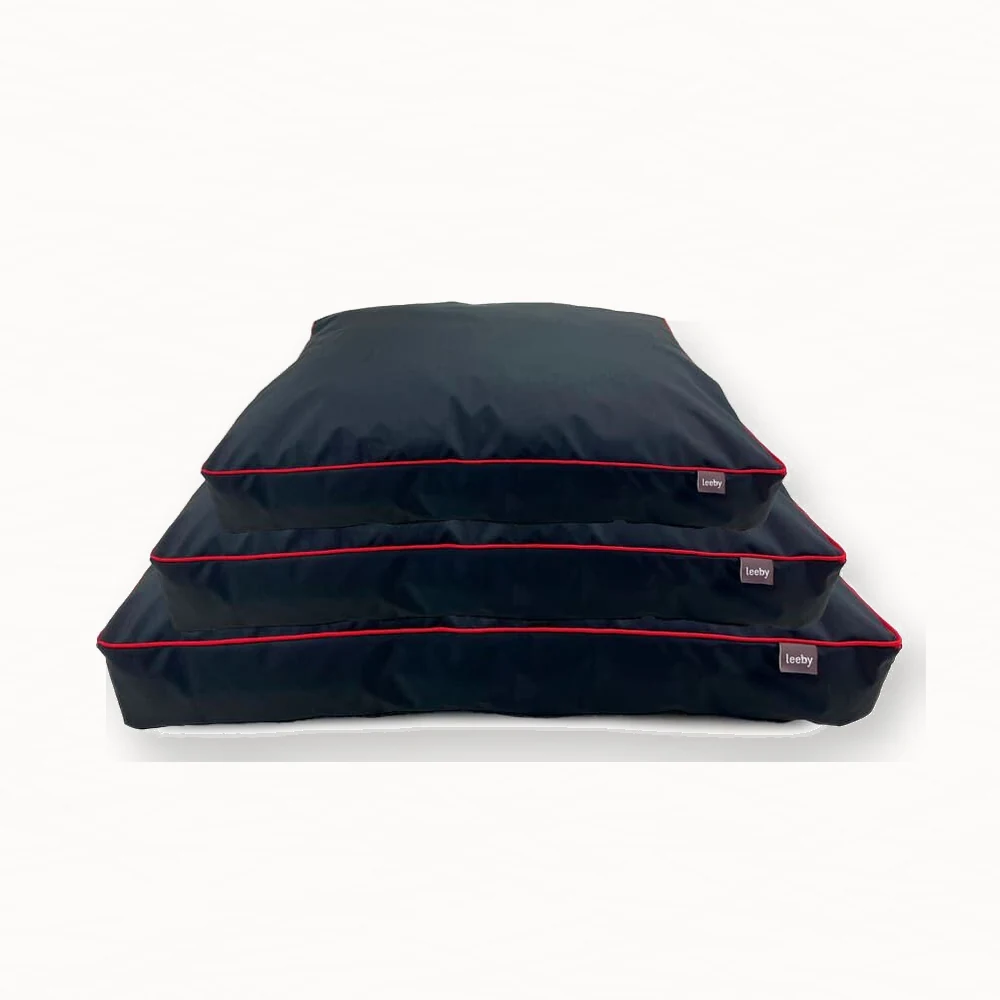 Leeby colchoneta waterproof antipelo para perros pequeños sobre fondo claro